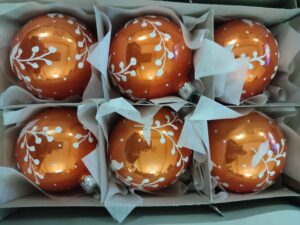 Χριστουγεννιάτικη γυάλινη μπάλα πορτοκαλή με σχέδιο ανάγλυφω. Το κουτί περιέχει έξι μπάλες x 70mm .Οι τιμές αναφέρονται για ένα κουτί.