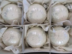 Χριστουγεννιάτικη γυάλινη μπάλα λευκή. Το κουτί περιέχει έξι μπάλες x 70mm .Οι τιμές αναφέρονται για ένα κουτί