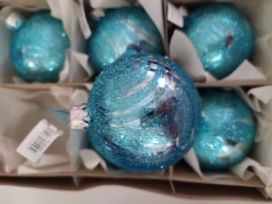 Χριστουγεννιάτικη γυάλινη μπάλα γαλάζια καθρέυτηΤο κουτί περιέχει έξι μπάλες x 70mm .Οι τιμές αναφέρονται για ένα κουτί.